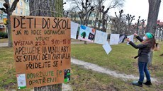 Happening Děti do škol v karlovarských Smetanových sadech. Pořadatelka Martina... Happening Děti do škol v karlovarských Smetanových sadech. Pořadatelka Martina...