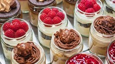 Mix dezertů do sklenic, cheesecake s malinami, nugát, mascarpone s malinami,... Mix dezertů do sklenic, cheesecake s malinami, nugát, mascarpone s malinami,...