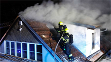 Čtyři jednotky hasičů v noci na neděli bojovaly s požárem chaty na Zbraslavi.... Čtyři jednotky hasičů v noci na neděli bojovaly s požárem chaty na Zbraslavi....