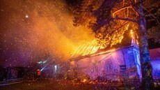 V obci Jasenná na Náchodsku hořelo stavení, s požárem bojovalo sedm jednotek... V obci Jasenná na Náchodsku hořelo stavení, s požárem bojovalo sedm jednotek...