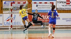 Réka Bíziková (vlevo) z Dunajské Stredy střílí na zlínskou branku. Réka Bíziková (vlevo) z Dunajské Stredy střílí na zlínskou branku.