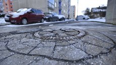 Chodníky na havlíčkobrodském sídlišti Na Výšině jsou většinou z litého asfaltu... Chodníky na havlíčkobrodském sídlišti Na Výšině jsou většinou z litého asfaltu...