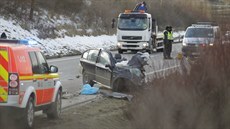 Řidič osobního automobilu při střetu s nákladním vozidlem utrpěl zranění... Řidič osobního automobilu při střetu s nákladním vozidlem utrpěl zranění...