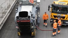 Kvůli rekonstrukci je v úseku od čerpací stanice Benzina až po kruhový objezd u... Kvůli rekonstrukci je v úseku od čerpací stanice Benzina až po kruhový objezd u...