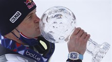 Alexis Pinturault slaví s křišťálovým glóbem po vítězství v obřím slalomu v... Alexis Pinturault slaví s křišťálovým glóbem po vítězství v obřím slalomu v...