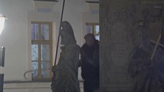 Muž vylezl na Mariánský sloup, utrhl pozlacenou berlu a kopí Muž vylezl na Mariánský sloup, utrhl pozlacenou berlu a kopí