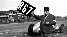 Legendární šéf závodního týmu Mercedes Alfred Neubauer (1891 - 1980) v typické... Legendární šéf závodního týmu Mercedes Alfred Neubauer (1891 - 1980) v typické...