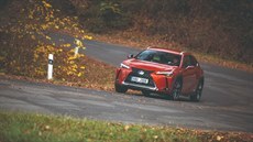 Lexus UX 250h si s žádným jiným crossoverem nespletete. Výrazná maska chladiče... Lexus UX 250h si s žádným jiným crossoverem nespletete. Výrazná maska chladiče...