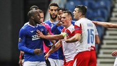 Potyčka mezi naštvaným Glenem Kamarou z Rangers a slávistou Ondřejem Kúdelou. Potyčka mezi naštvaným Glenem Kamarou z Rangers a slávistou Ondřejem Kúdelou.