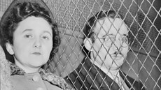 Ethel Rosenberg s manelem Juliusem dlali v USA pro Rusy, dostali trest smrti.