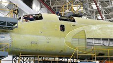 Práce na (modernizovaném?) Tu-160M. Snímek pochzí ze 13. května 2019. Práce na (modernizovaném?) Tu-160M. Snímek pochzí ze 13. května 2019.