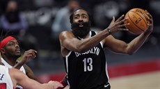 James Harden z Brooklynu při nájezdu na koš Detroitu. James Harden z Brooklynu při nájezdu na koš Detroitu.