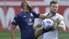 Rigino Cicilia ze Slovácka (vlevo) a Antonín Křapka z Boleslavi v souboji. Rigino Cicilia ze Slovácka (vlevo) a Antonín Křapka z Boleslavi v souboji.