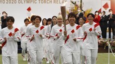 Japonská fotbalistka Azusa Iwašimiziová a její spoluhráčky se vydávají na... Japonská fotbalistka Azusa Iwašimiziová a její spoluhráčky se vydávají na...