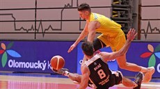 Nemanja Barač (v černém) z Hradce Králové chce zastavit Davida Pekárka z... Nemanja Barač (v černém) z Hradce Králové chce zastavit Davida Pekárka z...