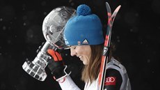 Petra Vlhová s velkým křišťálovým glóbusem Petra Vlhová s velkým křišťálovým glóbusem