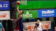 Brněnský Richard Bálint zakončuje na koš USK Praha, sleduje ho Michal Mareš. Brněnský Richard Bálint zakončuje na koš USK Praha, sleduje ho Michal Mareš.