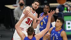 Tomáš Satoranský (čelem) z Chicaga v duelu s Denverem. Tomáš Satoranský (čelem) z Chicaga v duelu s Denverem.