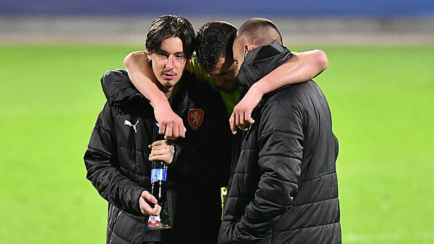 Smutní čeští fotbalisté (zleva) Antonín Vaníček, Matěj Chaluš a Denis Granečný... Smutní čeští fotbalisté (zleva) Antonín Vaníček, Matěj Chaluš a Denis Granečný...