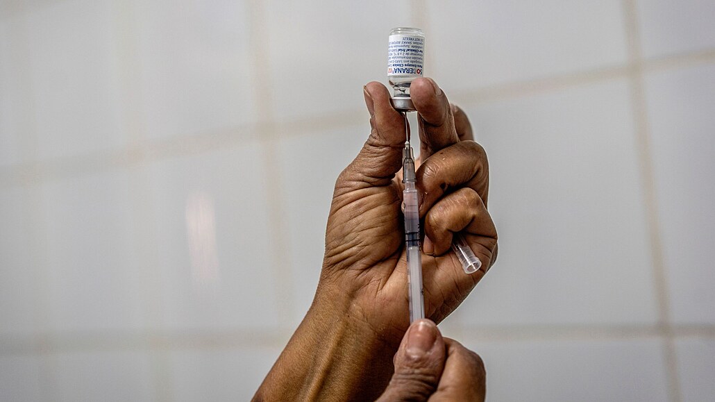 Zdravotní sestra pipravuje dávku vakcíny Soberana, kterou Kuba testuje na...