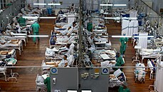 Pacienti s koronavirem leží v polní nemocnici zřízené ve sportovní tělocvičně... Pacienti s koronavirem leží v polní nemocnici zřízené ve sportovní tělocvičně...