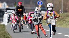 Příznivé počasí vytáhlo mnoho sportovců na modřanskou cyklostezku. (30. března... Příznivé počasí vytáhlo mnoho sportovců na modřanskou cyklostezku. (30. března...