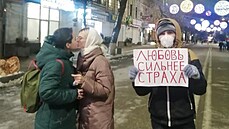 Za tuto fotografii uložil soud spolupracovnici Alexeje Navalného pokutu. (30.... Za tuto fotografii uložil soud spolupracovnici Alexeje Navalného pokutu. (30....