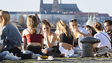 Teplé jarní poasí si uili lidé také v Praze, odpoledne se seli u Vltavy na...