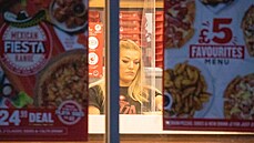 OLYMPIONIČKA ROZVÁŽÍ PIZZU. Elise Christieová po večerech pracuje pro Pizza Hut. OLYMPIONIČKA ROZVÁŽÍ PIZZU. Elise Christieová po večerech pracuje pro Pizza Hut.