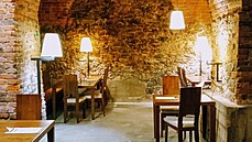 Radniční restaurace obývá historické sklepy pod budovou Staré radnice přímo v... Radniční restaurace obývá historické sklepy pod budovou Staré radnice přímo v...