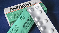 V roce 1950 byl aspirin, jehož se dnes po světě denně spotřebují tuny, zapsán... V roce 1950 byl aspirin, jehož se dnes po světě denně spotřebují tuny, zapsán...