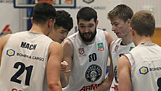 Děčínská sestava se radí. Zleva Martin Mach (21 let), Karel Vlasák (19 let),... Děčínská sestava se radí. Zleva Martin Mach (21 let), Karel Vlasák (19 let),...