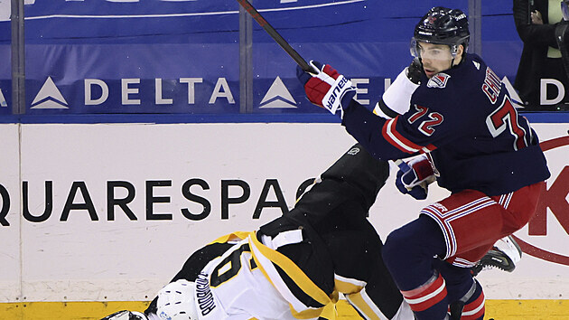 Filip Chytil (72) z New York Rangers podráží Evana Rodriguese (9) z Pittsburgh... Filip Chytil (72) z New York Rangers podráží Evana Rodriguese (9) z Pittsburgh...
