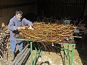 Valašskomeziříčský ornitolog Miroslav Dvorský připravuje podložku se základy... Valašskomeziříčský ornitolog Miroslav Dvorský připravuje podložku se základy...