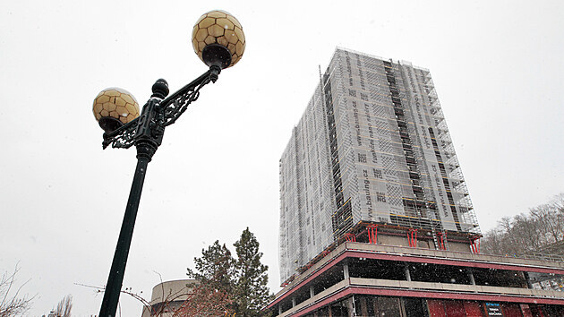 Hlavní budova hotelu Thermal je kvůli rekonstrukci pod lešením.