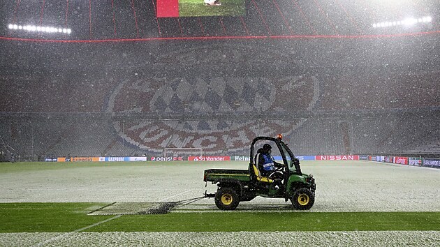 Snhovou pokrvku v Allianz Arn v Mnichov je teba ped zpasem Bayern - PSG odklidit.