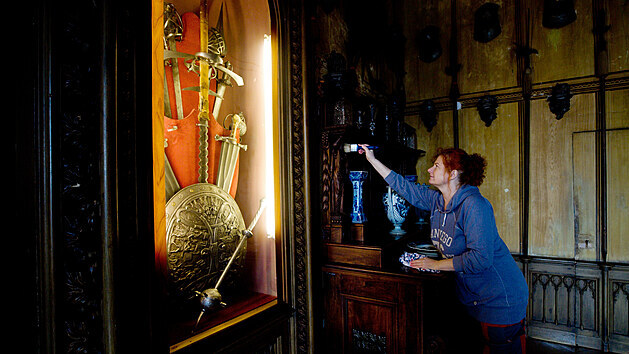 Do některých důležitých oprav se nyní pustili na zámku Hrubý Rohozec.