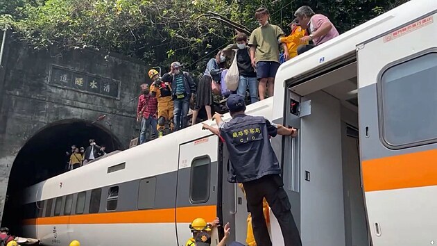 Cestujc odchz po stee vagnu vykolejenho vlaku. Vlak se na vchod Tchaj-wanu srazil s kamionem. (2. dubna 2021)