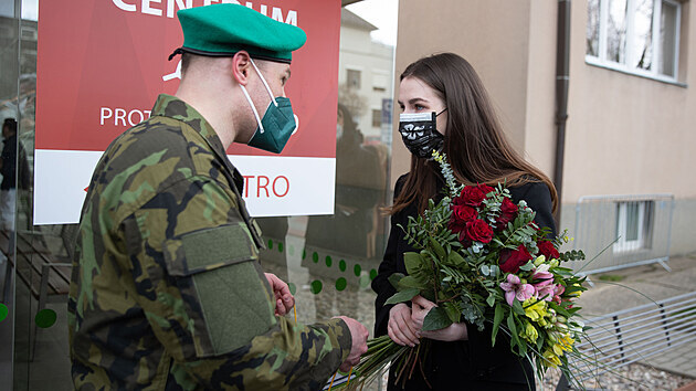 Kateina Zemanov podpoila pracovnky zdravotnickch a socilnch zazen ve vybranch mstech, pivezla jim rouky, dezinfekce a krmy na ruce, vitamny a drobn oberstven (7. dubna 2021)