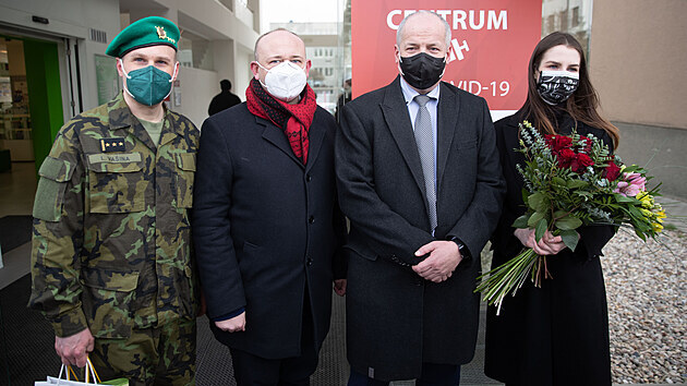 Roman Prymula, Kateina Zemanov a Libor Vaina (Nadan fond Miloe Zemana, pedn daru pro VN nemocnici, Praha, 7. dubna 2021)