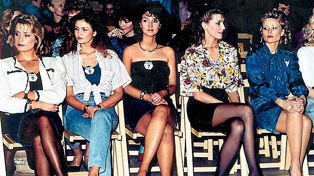 Monika Arenbergerov na finle Miss eskoslovensko 1989 (tet zleva)