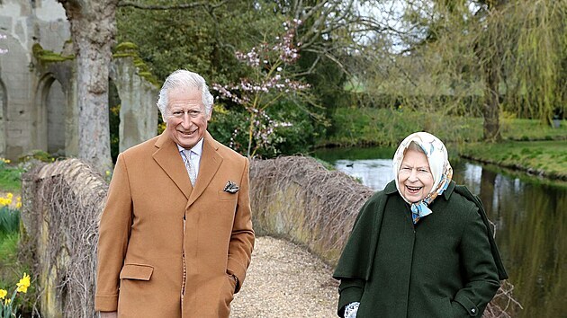 Princ Charles a krlovna Albta II. na zahrad Frogmore House (Windsor, 23. bezna 2021)