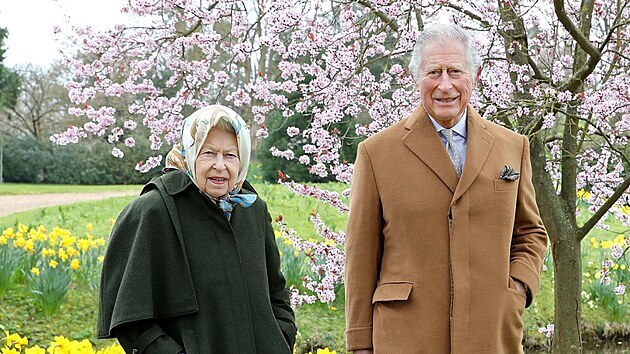 Krlovna Albta II. a princ Charles na zahrad Frogmore House (Windsor, 23. bezna 2021)