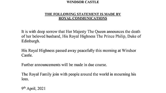 Oznmen Buckinghamskho palce o mrt prince Philipa (Londn, 9. dubna 2021)