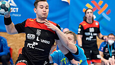 Po lovosickém Janu Kupovi (vlevo) se sápe Adam Gřešek z Frýdku-Místku. Po lovosickém Janu Kupovi (vlevo) se sápe Adam Gřešek z Frýdku-Místku.