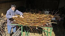 Valašskomeziříčský ornitolog Miroslav Dvorský připravuje podložku se základy... Valašskomeziříčský ornitolog Miroslav Dvorský připravuje podložku se základy...
