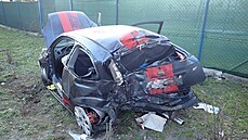 Při nárazu auta do stromu se zranilo pět lidí. Při nárazu auta do stromu se zranilo pět lidí.