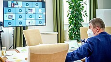Premiér Andrej Babiš při jednání vlády formou videokonference (6. dubna 2021) Premiér Andrej Babiš při jednání vlády formou videokonference (6. dubna 2021)