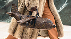 Kabelka módní značky Louis Vuitton ve tvaru letadla Kabelka módní značky Louis Vuitton ve tvaru letadla
