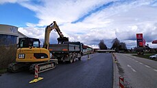 U Velešína se opravuje hlavní tah z Budějovic k hranicím s Rakouskem. U Velešína se opravuje hlavní tah z Budějovic k hranicím s Rakouskem.